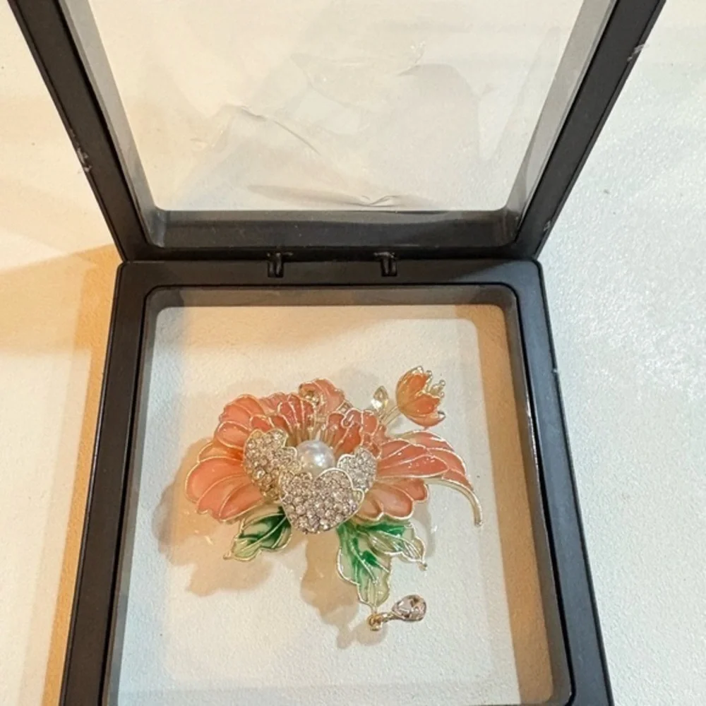 Timeless Bloom –‎ Vintage Style Pink Pearl Flower Brooch for Elegance new